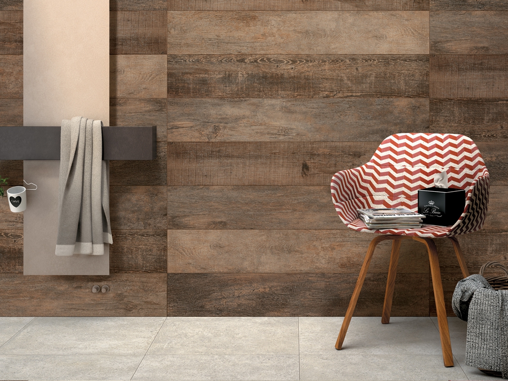 Carrelage mur salle de bain aspect bois